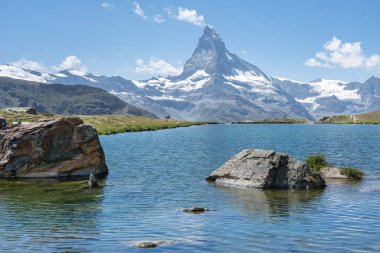 Alp manzarası ünlü Matterhorn tepesi ve Stellisee, Zermatt, İsviçre