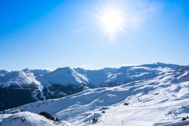 Güneşli bir günde güzel kar dağları manzarası