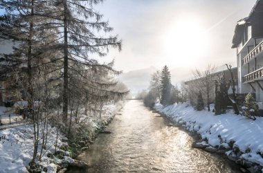Güneşli bir günde güzel kar dağları manzarası