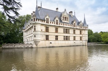 Ünlü ortaçağ şatosu Chateau d 'Azay-le-Rideau, Fransa