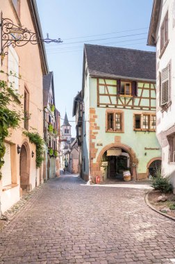 Riquewihr, Alsace, Fransa 'da renkli yarı keresteli evler