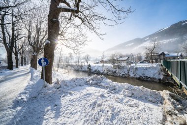 Güneşli bir günde güzel kar dağları manzarası