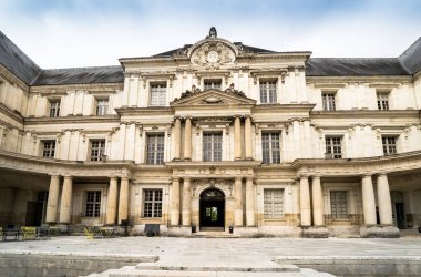 Ünlü ortaçağ kalesi Chateau Royal de Blois, Fransa