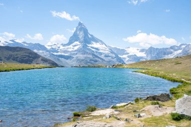 Alp manzarası ünlü Matterhorn tepesi ve Stellisee, Zermatt, İsviçre