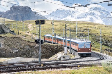 Zermatt 'tan Gornergrat, İsviçre' ye ünlü çark treni.