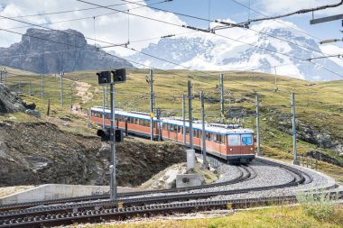Zermatt 'tan Gornergrat, İsviçre' ye ünlü çark treni.