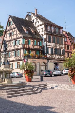 Colmar, Alsace, Fransa 'da renkli yarı keresteli evler