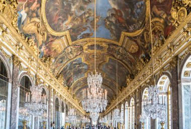 VERSAILLES, FRANCE - 12 Ağustos 2021: Aynalar Salonu (Galerie des Glaces), Versailles, Paris, Fransa