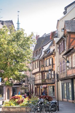 Colmar, Alsace, Fransa 'da renkli yarı keresteli evler