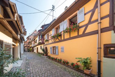 Eguisheim, Alsace, Fransa için renkli yarı ahşap evleri