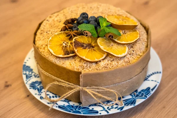 Masadaki lezzetli limonlu turta