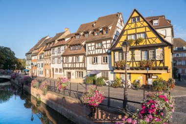 Colmar, Alsace, Fransa 'da renkli yarı keresteli evler