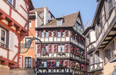 Colmar, Alsace, Fransa 'da renkli yarı keresteli evler