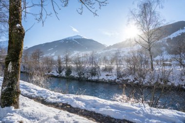 Güneşli bir günde güzel kar dağları manzarası