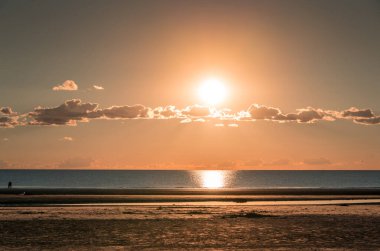 Almanya 'nın Bataklık-Peter-Tarikatı' nda Kuzey Denizi 'nde gün batımından sonra