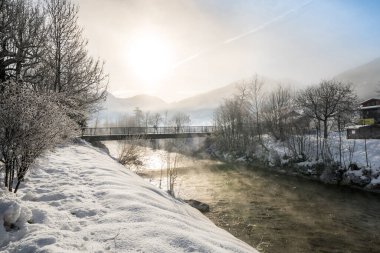Güneşli bir günde güzel kar dağları manzarası