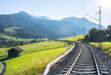 Arka planda muhteşem Zugspitze Dağı olan demiryolu, Ehrwald, Almanya