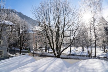 Güneşli bir günde güzel kar dağları manzarası
