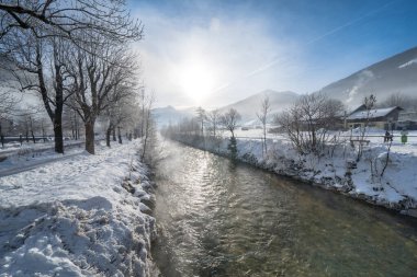 Güneşli bir günde güzel kar dağları manzarası