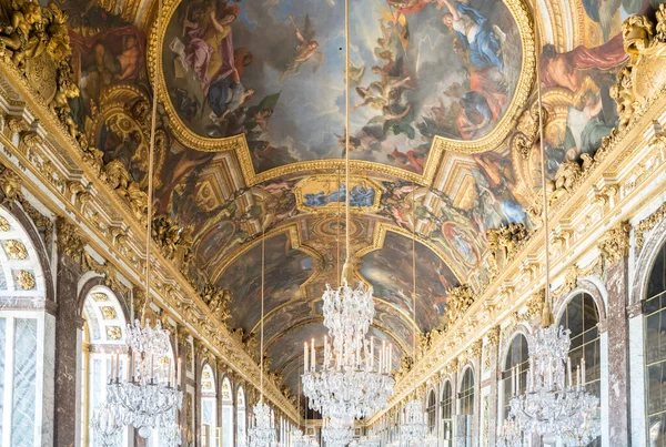 VERSAILLES, FRANCE - 12 Ağustos 2021: Aynalar Salonu (Galerie des Glaces), Versailles, Paris, Fransa