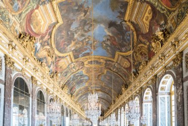 VERSAILLES, FRANCE - 12 Ağustos 2021: Aynalar Salonu (Galerie des Glaces), Versailles, Paris, Fransa