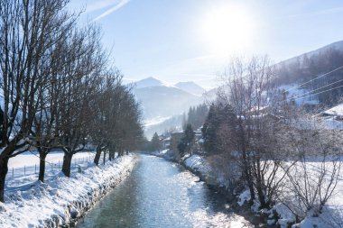 Güneşli bir günde güzel kar dağları manzarası