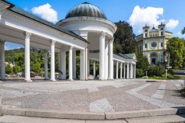 Çek spa kasabası Marianske Lazne 'de Colonnade