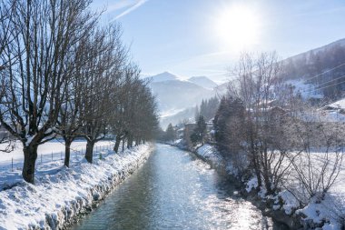 Güneşli bir günde güzel kar dağları manzarası