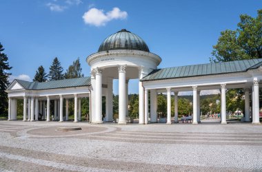 Çek spa kasabası Marianske Lazne 'de Colonnade