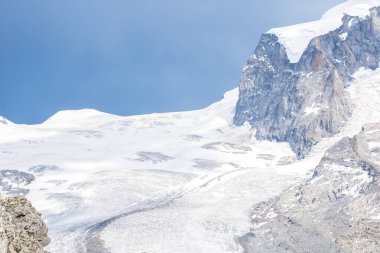 İsviçre, Zermatt 'taki Matterhorn' da güzel bir buzul.