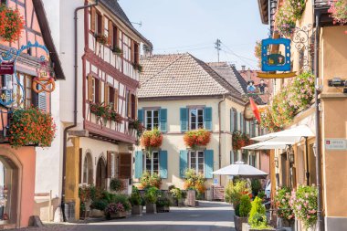 Eguisheim, Alsace, Fransa için renkli yarı ahşap evleri