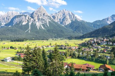 Zugspitze yakınlarındaki Austiran Alplerindeki Alp köyü.