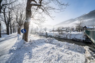 Güneşli bir günde güzel kar dağları manzarası
