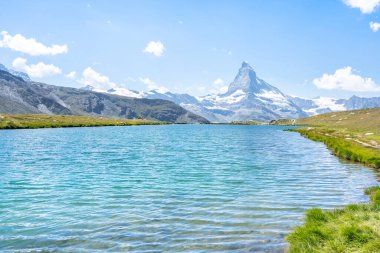 Alp manzarası ünlü Matterhorn tepesi ve Stellisee, Zermatt, İsviçre