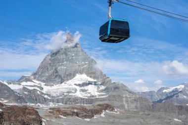 Matterhorn Buzul Cenneti 'ne yeni teleferik. Arka planda Matterhorn, Zermatt, İsviçre.