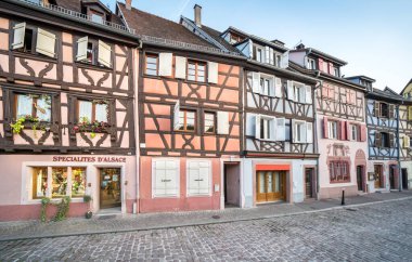 Colmar, Alsace, Fransa 'da renkli yarı keresteli evler