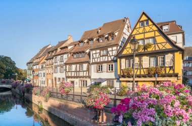 Colmar, Alsace, Fransa 'da renkli yarı keresteli evler