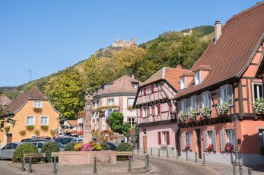 Ribeauville, Alsace, Fransa 'da renkli yarı keresteli evler