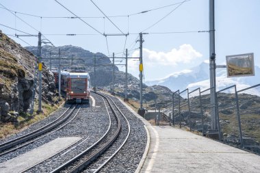 Zermatt 'tan Gornergrat, İsviçre' ye ünlü çark treni.