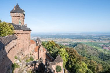 Vosges dağlarındaki Chateau du Haut-Koenigsbourg, Alsace, Fransa