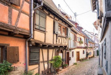 Eguisheim, Alsace, Fransa için renkli yarı ahşap evleri