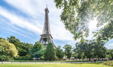 Eyfel Kulesi yaz, Paris, Fransa.
