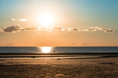 Almanya 'nın Bataklık-Peter-Tarikatı' nda Kuzey Denizi 'nde gün batımından sonra