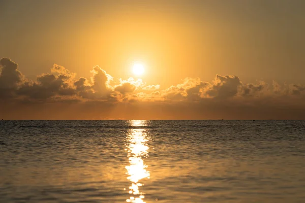 Krásný Západ Slunce Pláži Mraky — Stock fotografie