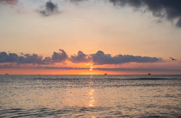 Schöner Sonnenuntergang Strand Mit Wolken — Stockfoto