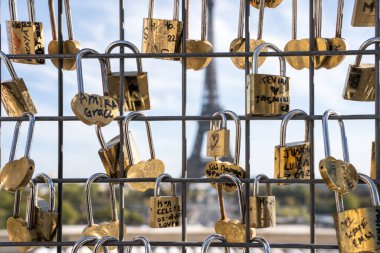 Aşk kilitleri ve arka planda Eyfel Kulesi, Paris, Fransa