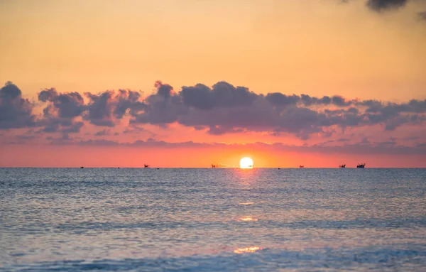 Piękny Zachód Słońca Plaży Chmurami — Zdjęcie stockowe