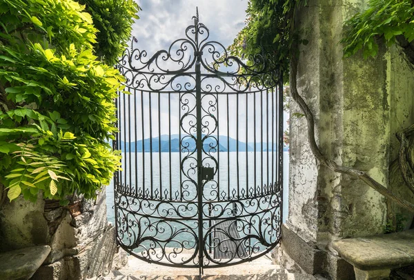 从意大利瓦伦纳著名的维拉修道院植物园俯瞰科莫湖 — 图库照片
