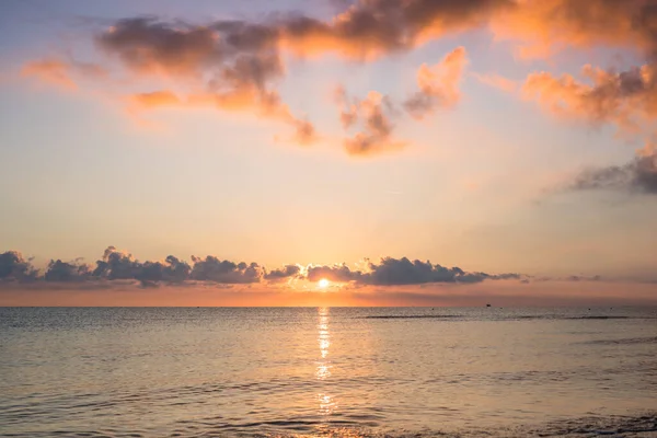Schöner Sonnenuntergang Strand Mit Wolken — Stockfoto