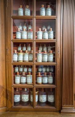 Fransa 'nın başkenti Beaune' deki eski eczane dolabında.